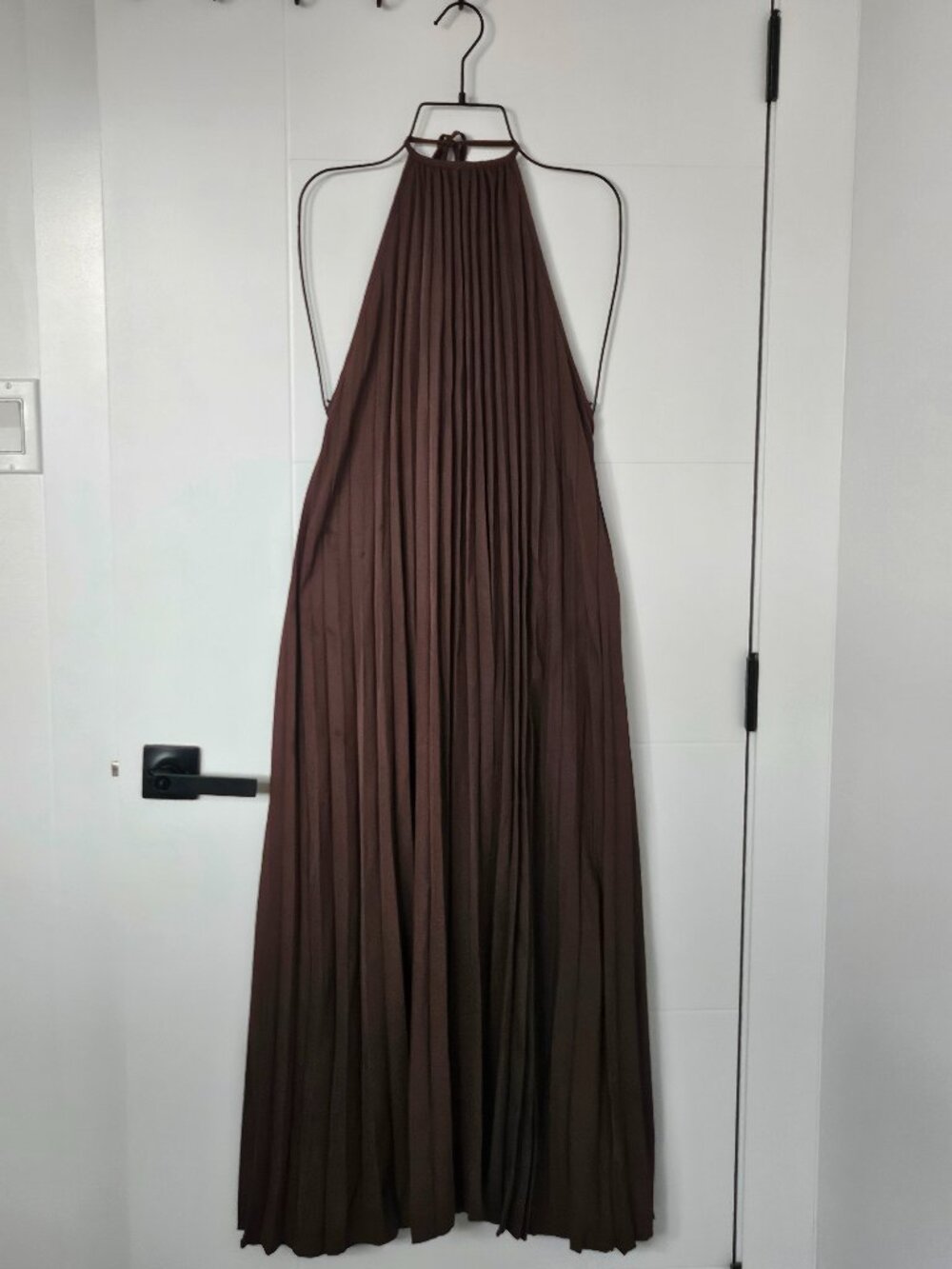 VeronaChic Brown Pleated Halter Maxi Dress – Backless Elegant Vacation Dress